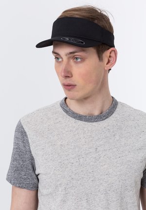 Visière noire à large bord, en tissu texturé. Portée par une personne portant une chemise gris clair avec des manches courtes gris foncé.