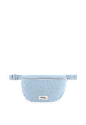 Sac banane en tissu bleu clair avec une fermeture éclair argentée et une sangle ajustable, comportant une petite étiquette rectangulaire blanche portant l'inscription "rivedroite Paris".