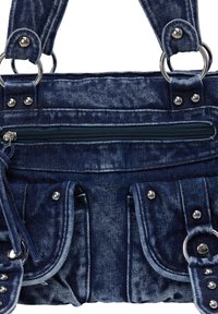 Denim håndtaske i mørkeblå med sølv hardware, to forlommer og justerbare stropper. Lynlås lukning i toppen for sikker adgang.