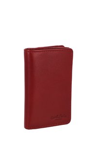 Červená kožená peňaženka s hladkou textúrou, zaoblenými hranami a viditeľným prešívaním. Výrazné označenie "Guest Leader" v dolnej časti.