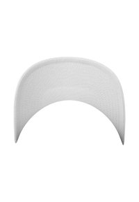 Căciulă albă cu vizieră curbată, realizată din material textil. Suprafața prezintă o textură subtilă și detalii de cusătură de-a lungul marginilor.