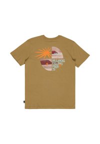 Bruin katoenen T-shirt met een cirkelvormige afbeelding van een zon, golven en de tekst "BILLABONG FEELING FREE 73" in verschillende kleuren.