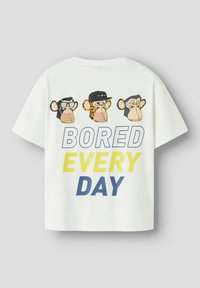 Wit T-shirt met drie cartoonapen gezichten en de tekst "ELOD EVERY DAY" in geel en blauw. Korte mouwen, ontspannen pasvorm.