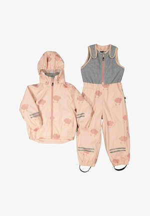 Lyserød regnjakke med skytryk, hætte og lynlåsdetailler, parret med matchende lyserøde vandtætte overaller med en grå topanel.
