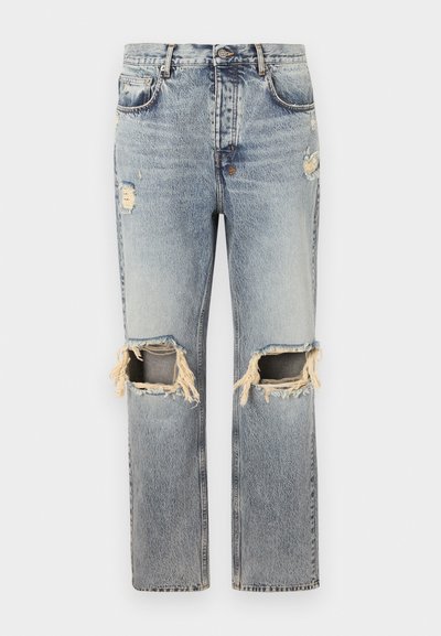 Jeans de denim desgastado azul claro com recortes desfiados nos joelhos, cinco bolsos e um design de perna reta. Apresenta um leve efeito de desgaste.