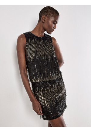 Schwarzes Pailletten-Mini-Kleid mit geschichteten Fransen, ärmellosem Design, Rundhalsausschnitt und strukturierter Oberfläche, die Licht reflektiert.