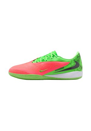 Felgroene en roze indoor voetbalschoen met zwarte Nike-swoosh, getextureerd bovenwerk en groene rubberen zool, zijaanzicht.