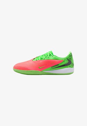 Scarpa da calcio indoor verde brillante e rosa con swoosh Nike nero, tomaia testurizzata e suola in gomma verde mostrata di profilo.
