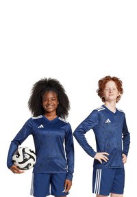 Maglie da soccer per giovani in blu navy, con un motivo geometrico. Maniche lunghe, design a scollo a V e tre strisce bianche sulle spalle.