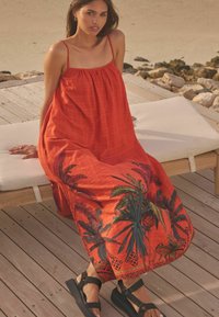 Next REGULAR FIT - Maksikleit - coral red
