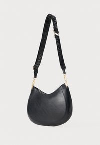 Μαύρη δερμάτινη τσάντα ώμου με καμπυλωτό σχήμα, χρυσές μεταλλικές λεπτομέρειες και αποσπώμενο λουρί με το λογότυπο 'Valentino'.