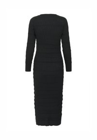 Robe noire en tricot à la silhouette ajustée, manches longues et texture côtelée avec des lignes ondulées horizontales. Longueur mi-mollet.