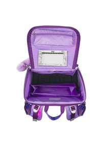 Zaino viola con un interno morbido e texturizzato. Dispone di più scomparti, una tasca con zip e un anello per accessori.