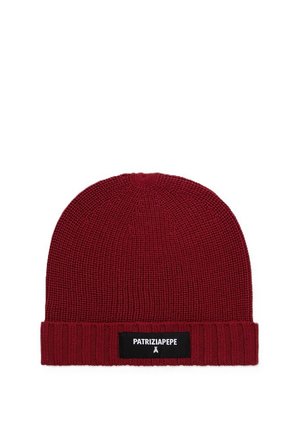 Cappello lavorato a maglia rosso scuro con risvolto che presenta un'etichetta nera con testo bianco "PATRIZIAPEPE" e un piccolo logo sotto.