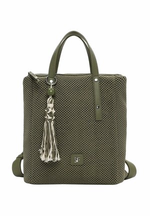 Sac carré texturé vert olive avec des doubles poignées supérieures, un charm pompon blanc et un petit logo argenté sur le devant.