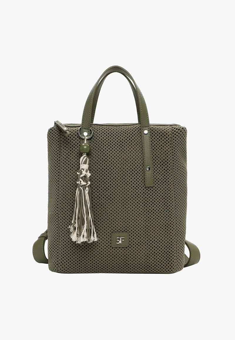 Texturovaná čtvercová kabelka olivově zelené barvy s dvojitými horními držadly, bílým střapcovým přívěskem a malým stříbrným logem na přední straně.