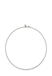 Collier en chaîne argentée avec de petits maillons en forme d'ovale et un fermoir à homard, posé à plat sur un fond blanc.