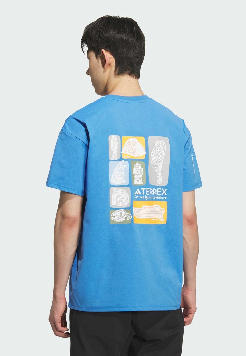 T-shirt in cotone blu con stampa grafica sul retro con illustrazioni a tema avventura in giallo e grigio. Maniche corte, colletto rotondo.