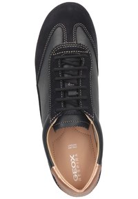 Chaussure en cuir noir et daim avec bout arrondi, lacets à l'avant et surpiqûres contrastantes. Intérieur doté d'une doublure beige et d'un logo.