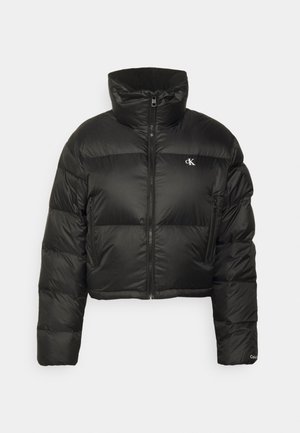 Chaqueta de plumas corta negra, con cierre de cremallera, cuello alto, patrón de acolchado horizontal y pequeño logo en el pecho.