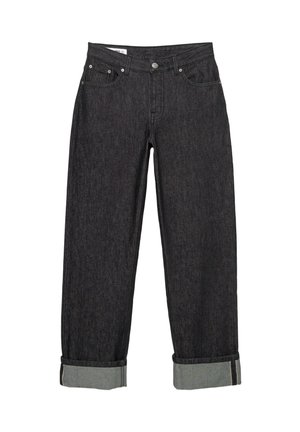 Jeans en denim noir à coupe décontractée, avec des ourlets retroussés et un revers intérieur contrastant. Bouton en métal et rivets en tant que détails matériels.