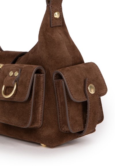 Brun ruskinds håndtaske med to frontlommer, guldtonet hardware og en struktureret design. Har et kort håndtag og læderdetaljer.