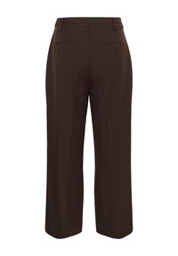 Pantalon marron sur mesure à jambes larges avec poches passepoilées au dos et passants de ceinture, présenté sur fond blanc.