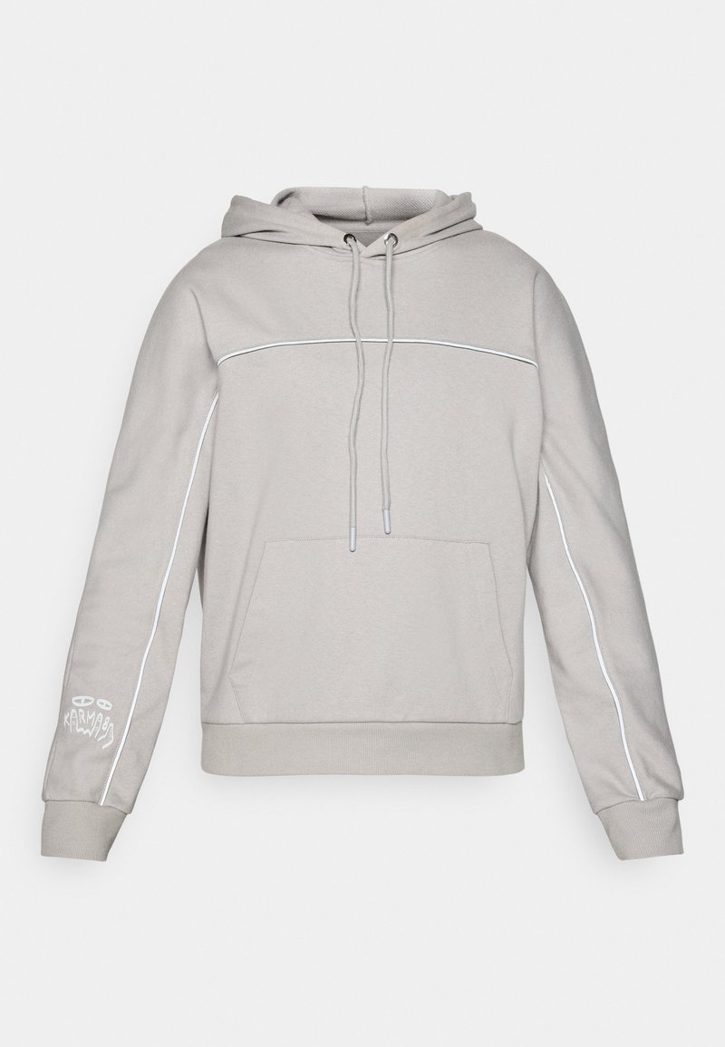 Sweat à capuche gris clair avec une poche avant, des passepoils blancs, un cordon de serrage et un détail graphique sur la manche gauche. Matière douce, coupe décontractée.