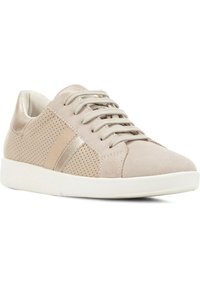 Beige Wildlederschuh mit perforiertem Design, metallischen Akzenten und texturierten Schnürsenkeln. Verfügt über eine weiße Gummisohle und eine abgerundete Zehenpartie.