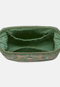 Groene cosmetische tas met een patroon en een metallic rits, voorzien van een gestreepte voering aan de binnenkant en een beveiligd vak voor organisatie.