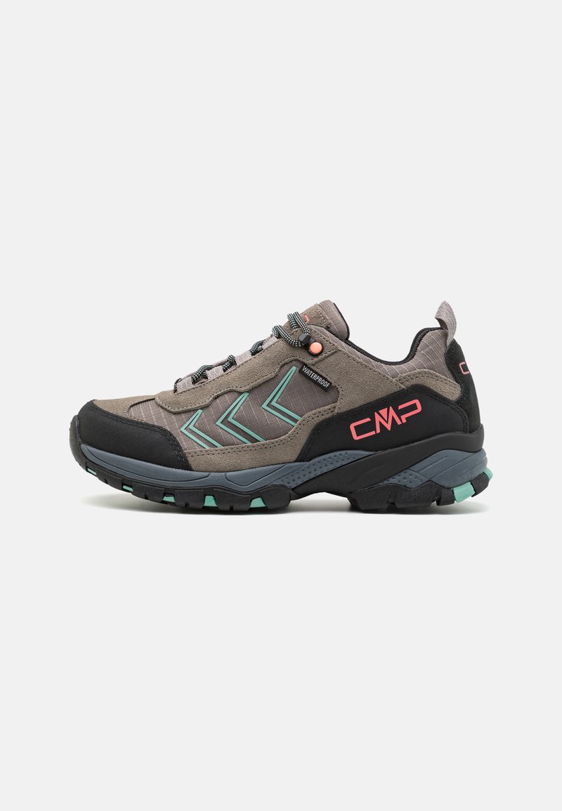 Shoe de drumeție impermeabil, din suede gri și plasă. Prezintă accente teal, talpă din cauciuc negru și un model durabil pentru aderență. Logo CMP vizibil.