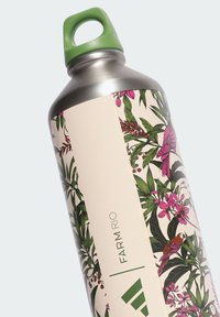 Butelka na wodę ze stali nierdzewnej z zielonym uchwytem, zdobiona kwiatowym wzorem z różowymi kwiatami i tropikalnymi liśćmi; nadruk "FARM RIO".