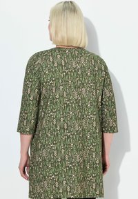 Groene, patroon tuniek met driekwart mouwen, een ontspannen pasvorm en een ontwerp van abstracte vormen in lichte en donkere tinten.