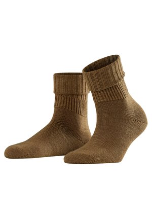 Chaussettes de cheville brunes à côtes avec un revers enroulé, fabriquées à partir d'un matériau doux et texturé, présentant un bout lisse et une construction sans couture.