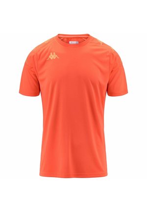 T-shirt arancione a maniche corte realizzato in materiale leggero. Presenta dettagli con logo dorato sulle spalle e un semplice design a colletto rotondo.