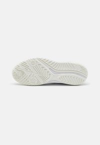 Talpa de pantof de sport albă, cu un model de textură și tălpi cu șanțuri și accente circulare pentru aderență și flexibilitate. Material din cauciuc care nu lasă urme.