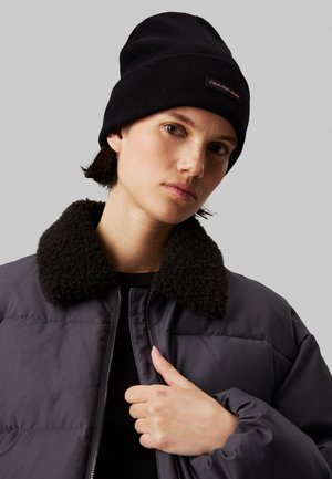 Calvin Klein Jeans PATCH BEANIE - Muts - black/dusty rose