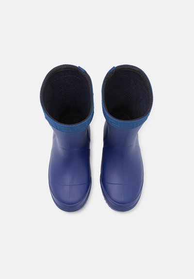 Bottes de pluie en caoutchouc bleu avec un intérieur texturé noir et un revers en tissu bleu en haut. Surface lisse, bout arrondi et talon légèrement courbé.