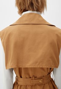 s.Oliver EN DE STYLE  - Weste - sandstein