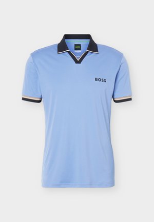 Polo bleu clair à manches courtes avec col et poignets noirs, bordure beige et logo "BOSS" sur la poitrine gauche.