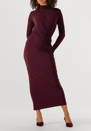 Burgunderfarbenes langärmeliges Kleid aus dehnbarem Stoff, mit hohem Kragen und Raffung, figurschmeichelnde Silhouette und endet in Knöchellänge.