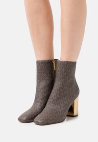 MICHAEL Michael Kors Botines de tacón - cognac