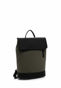 Rucksack mit einer schwarzen oberen Klappe und olivgrünem Körper. Hergestellt aus glattem, synthetischem Material, mit einem oberen Griff und verstellbarem Trageriemen.