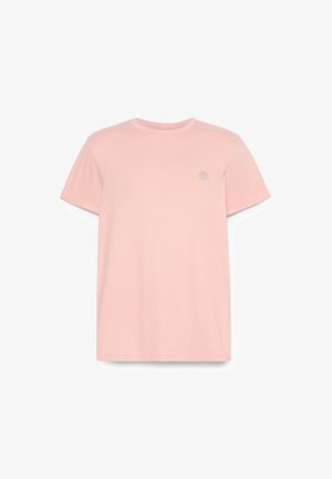 T-shirt rose clair à manches courtes et col rond avec un petit logo subtil sur le côté gauche de la poitrine, présenté sur fond blanc.