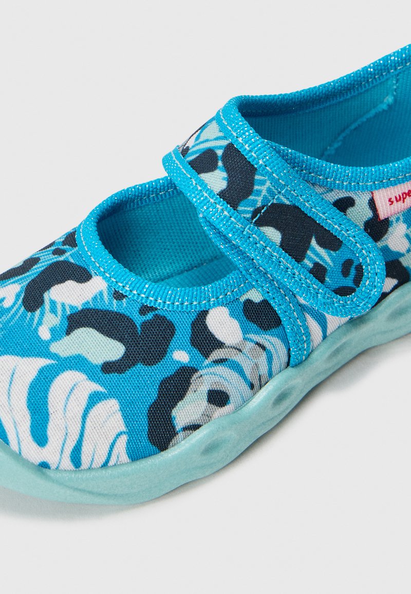 Blau gemusterte Schuhe mit einem atmungsaktiven Textil-Obermaterial, verstellbarem Riemen und einer flexiblen, hellblauen Gummisohle.