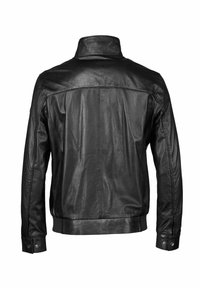 Chaqueta de cuero negro con cuello alto, textura suave, cierre de cremallera y puños abotonados. La vista trasera muestra detalles de costura y un diseño ajustado.