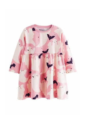 Robe rose à manches longues présentant un motif de fantômes blancs et de chauves-souris noires, fabriquée en tissu doux avec une taille froncée.
