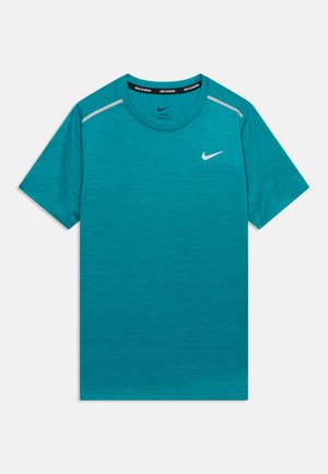 Tyrkis kortærmet Nike løbetrøje med rund halsudskæring og hvid swoosh-logo på venstre bryst.