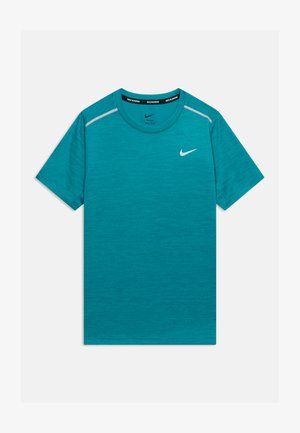 Turkusowa koszulka do biegania Nike z krótkim rękawem, okrągłym dekoltem i białym logo Swoosh na lewej piersi.