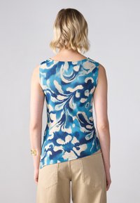 Top fără mâneci, în nuanțe de albastru și crem, cu un model floral în spirală. Material neted, cu decolteu rotund și croială lejeră.